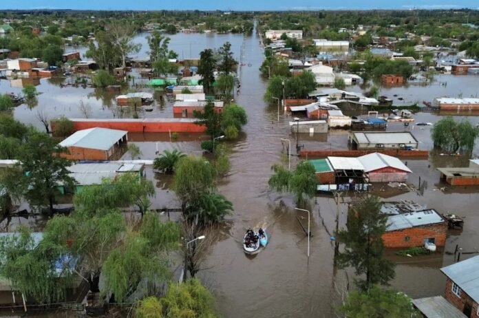Foto AP/Rodrigo Abd (Embarcaciones transitan por calles inundadas tras las fuertes lluvias en Campana, Argentina, el sábado 17 de mayo de 2025)